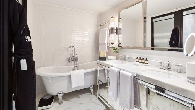 Uno de los baños de la suite del Bless Hotel Madrid